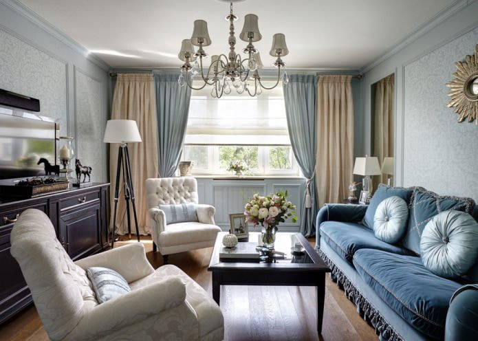 Cortinas dobles en un interior beige y azul