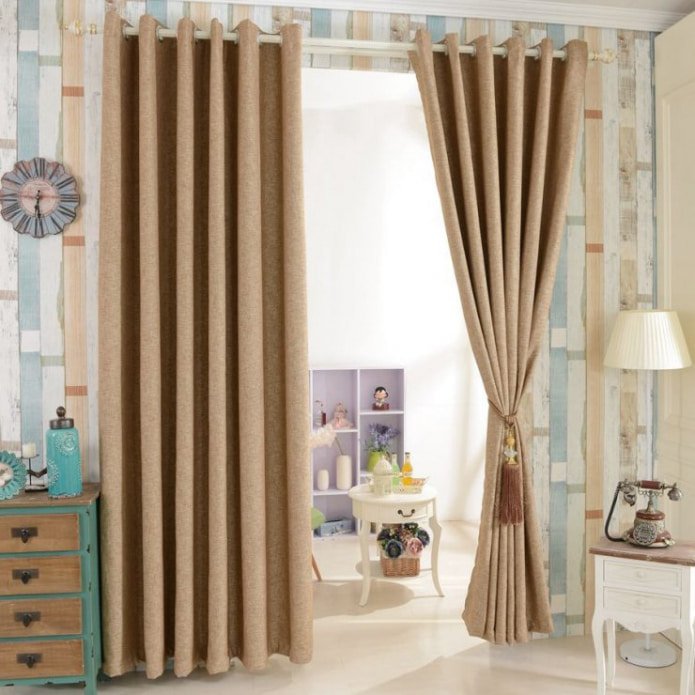 cortinas beige con ojales en la habitación de los niños
