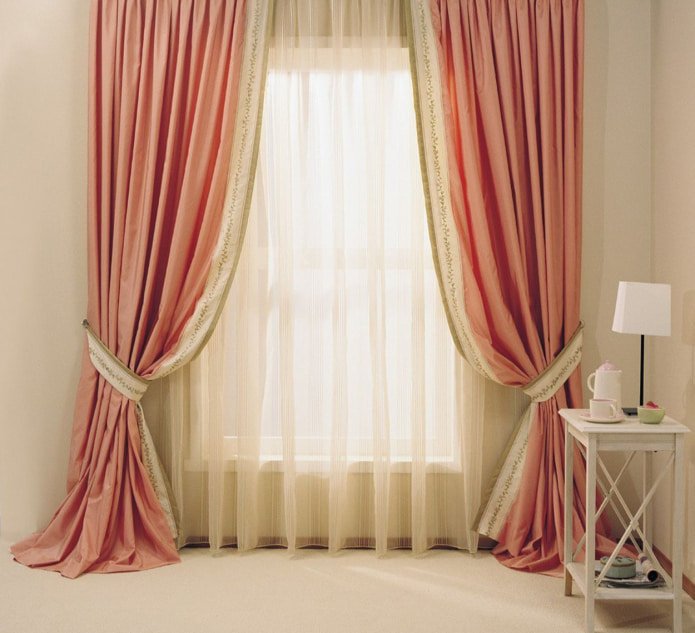 cortina beige con cortinas rosas