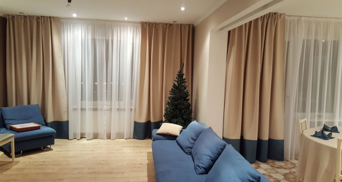 cortinas beige con fondo azul oscuro