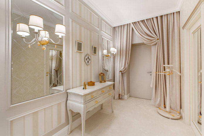 soportes dorados para cortinas en el baño