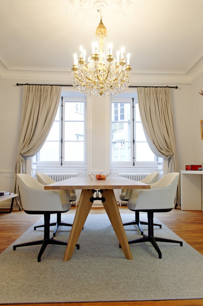 comedor con cortinas y soporte