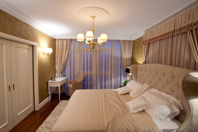 lambrequín con borlas en el dormitorio