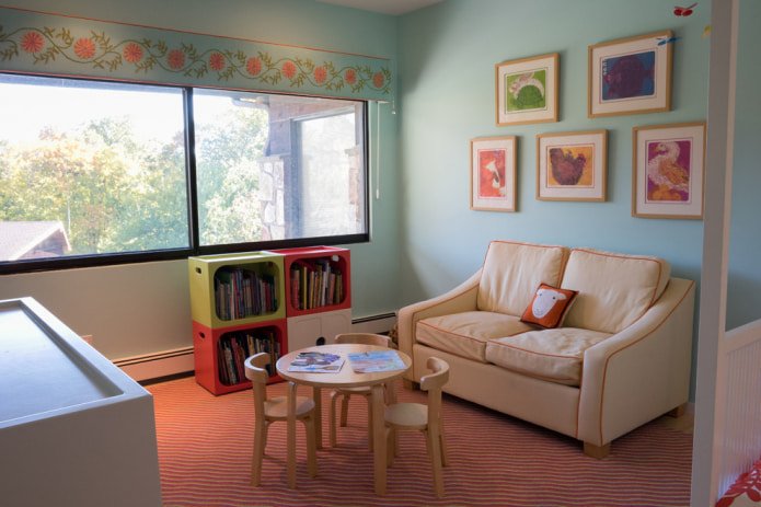 sofá en una habitación infantil