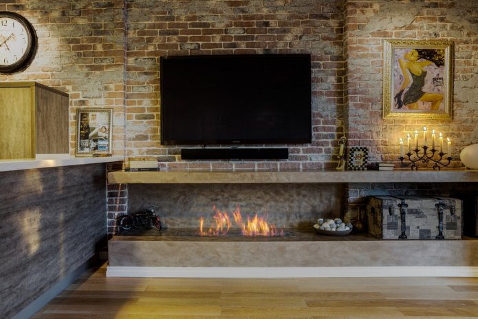 interior tipo loft con chimenea
