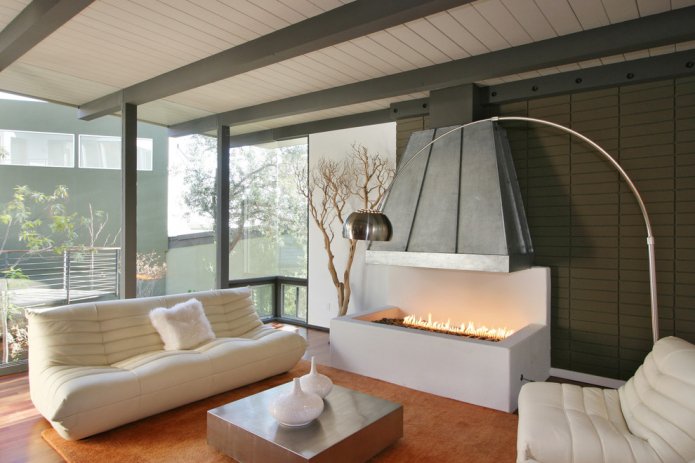 Zona de salón con chimenea en una casa de campo