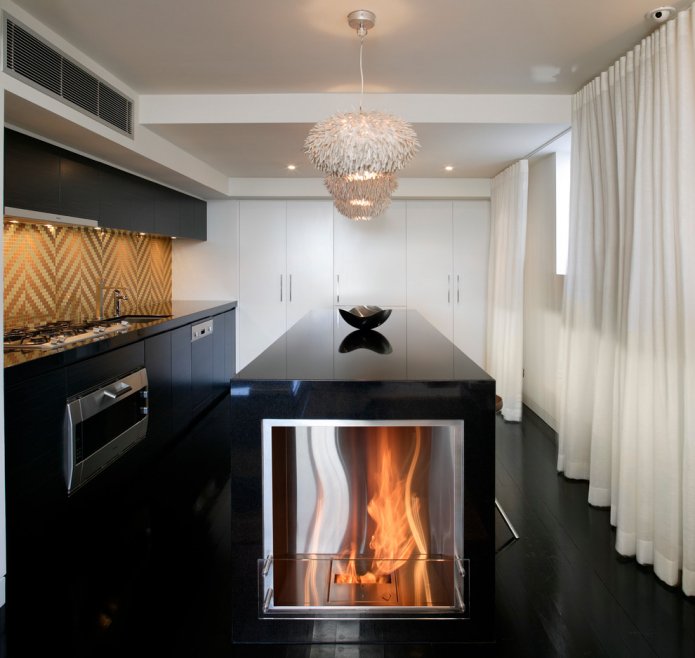 chimenea integrada en la isla de la cocina