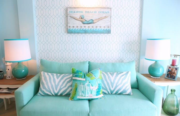 Sala de estar turquesa y blanca de estilo marinero
