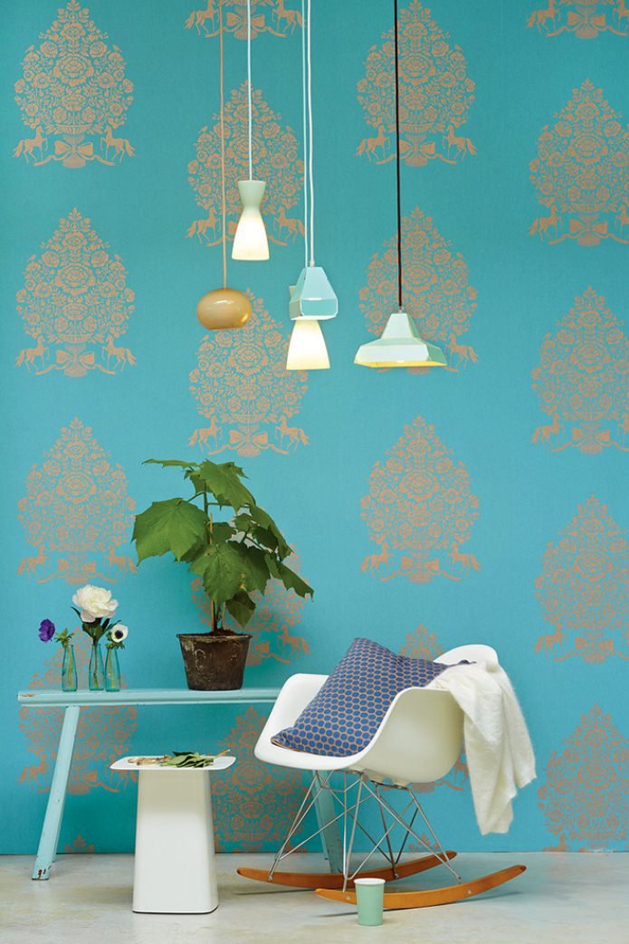 papel pintado con estampado dorado