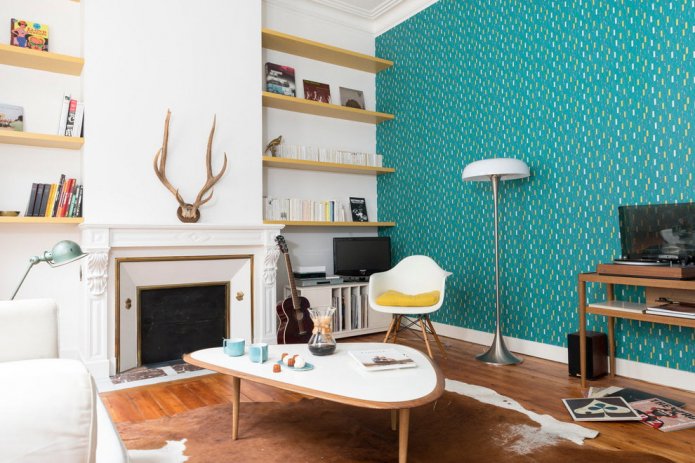 Sala de estar elegante con detalles en turquesa