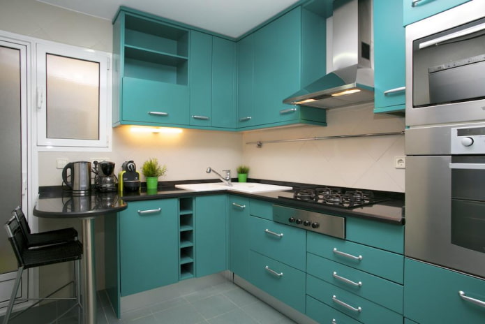Diseño de cocina en tonos grises y turquesas