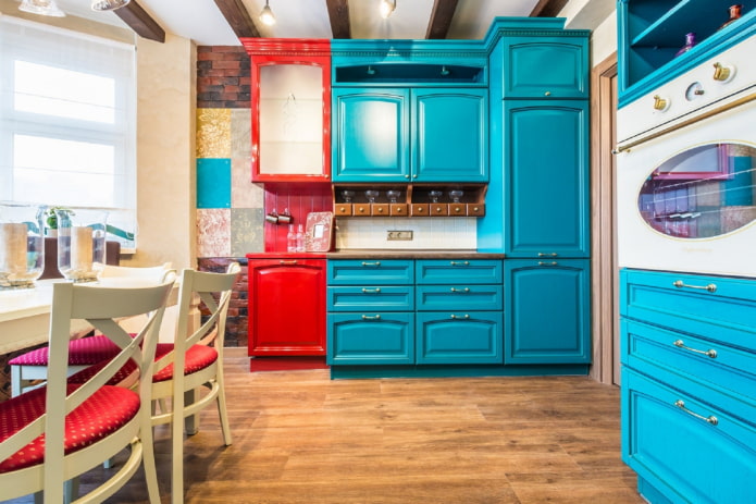 cocina en tonos turquesa con detalles brillantes