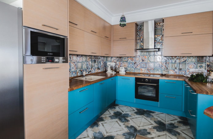 diseño de cocina en tonos beige y turquesa