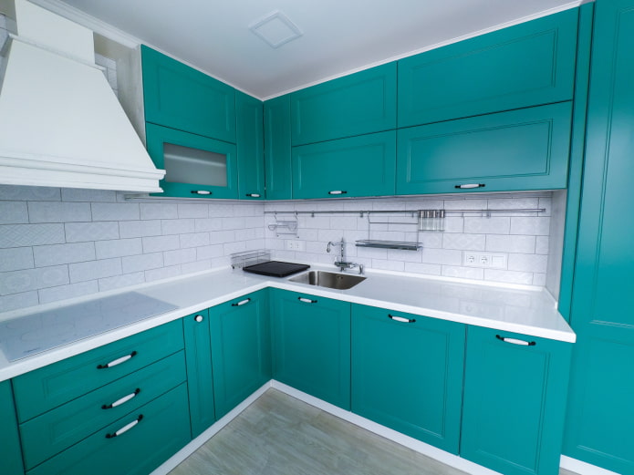 interior de cocina en tonos blanco y turquesa