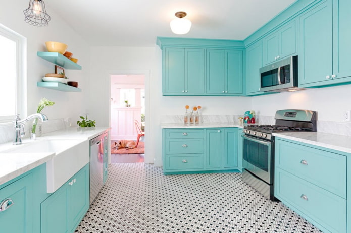 interior de cocina en tonos blanco y turquesa