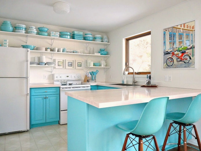 decoración y textiles en el interior de una cocina turquesa