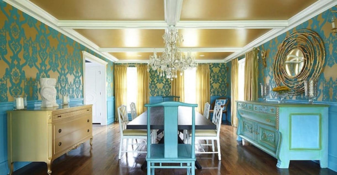 una combinación de tonos turquesa y dorado en el interior del dormitorio