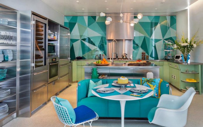 La foto muestra una cocina moderna en tonos turquesa