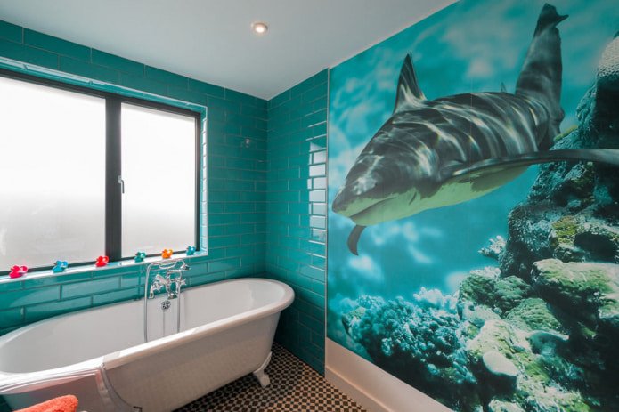 fotomural en el baño con estampado de tiburones