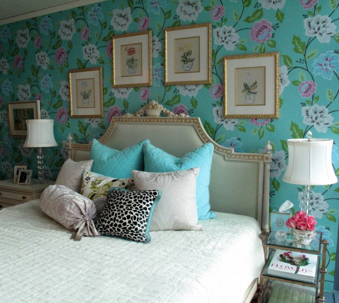 papel pintado con flores en la cabecera de la cama