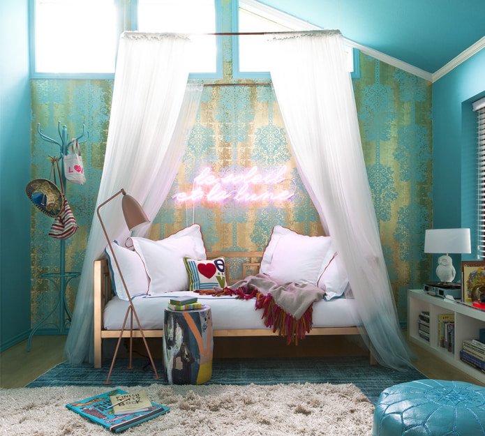 una pared de acento con un estampado dorado
