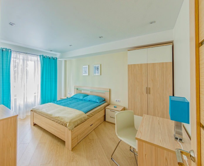 Interior beige con cortinas turquesas con ojales