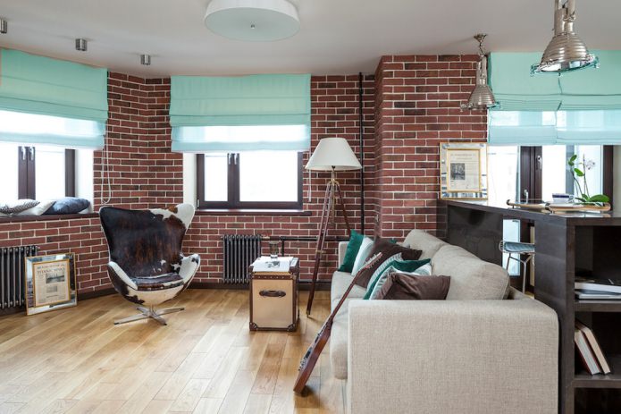 Cortinas turquesa en una habitación tipo loft