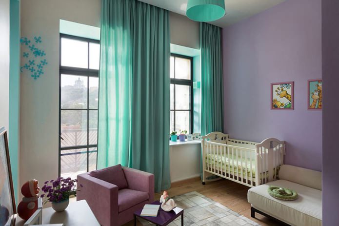 Cortinas turquesa en la habitación infantil