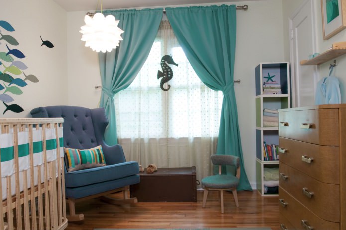 Habitación infantil con cortinas de tul translúcidas y turquesa