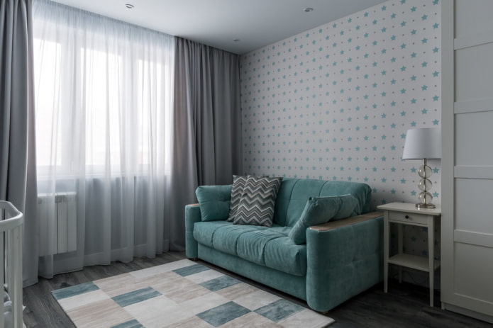 Sofá turquesa y cortinas grises
