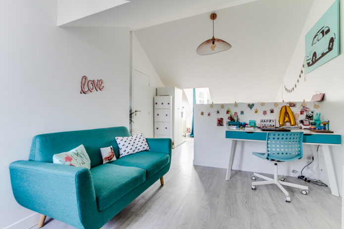 sofá turquesa en el interior de una habitación infantil
