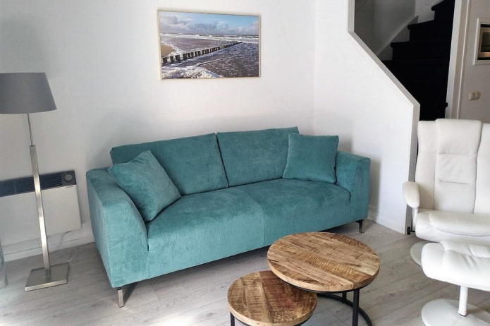 Sofá turquesa recto en el interior