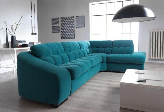 Sofá turquesa en el interior del salón