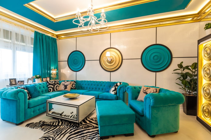 Sofá turquesa con cortinas