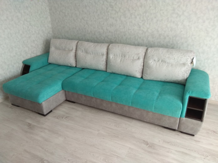 sofá gris-turquesa en el interior