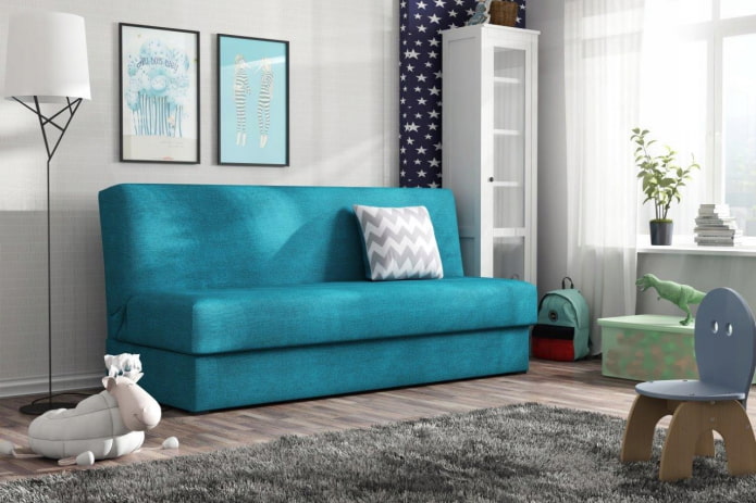 sofá turquesa en el interior de una habitación infantil