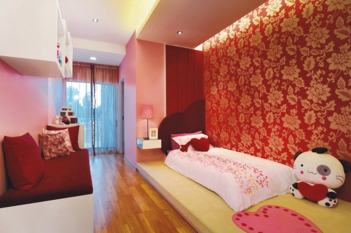 habitación infantil para niña con paredes burdeos y doradas