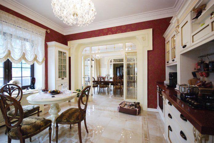 Las paredes de la cocina están decoradas con papel pintado burdeos y dorado