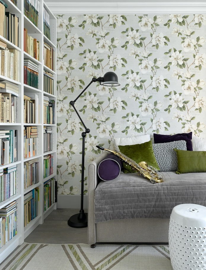 Papel pintado con flores en el interior