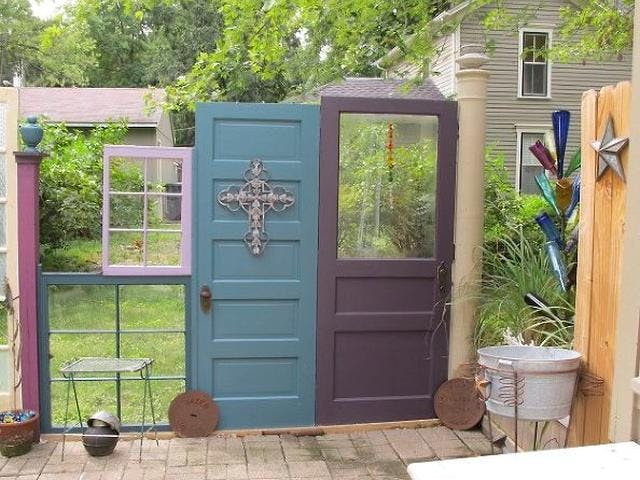 Valla hecha de puertas