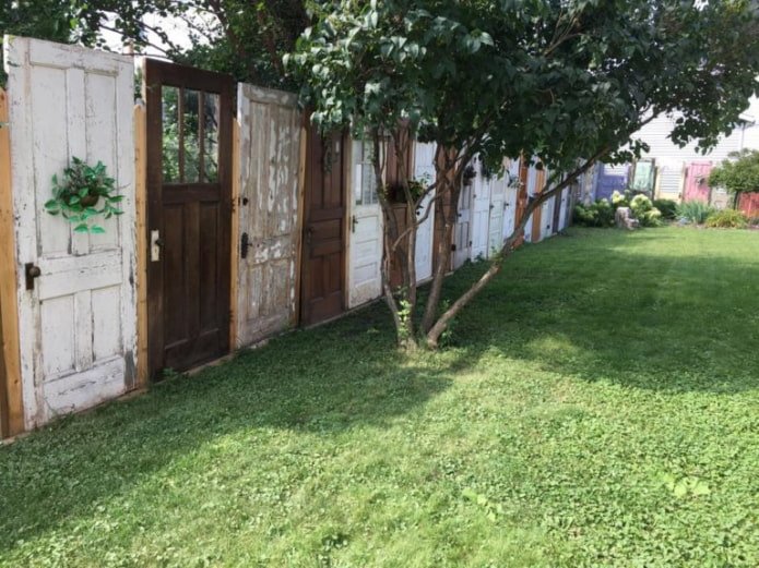 Valla hecha de puertas