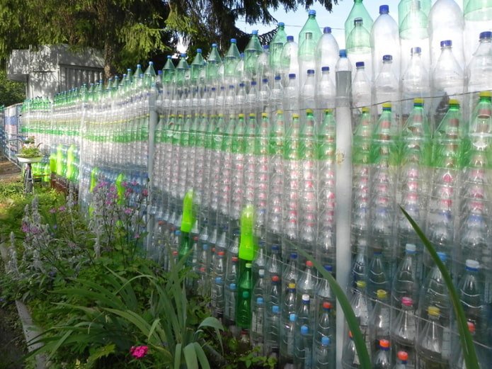 Valla de botellas de plástico
