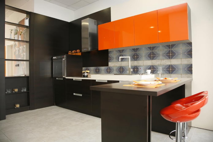 interior de cocina en tonos negros y naranjas