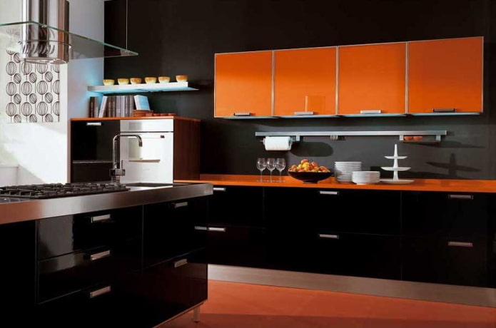 interior de cocina en tonos negros y naranjas
