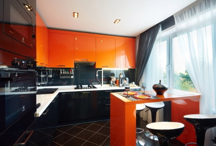 interior de cocina en tonos negros y naranjas