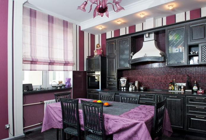 Interior de cocina en tonos negros y morados