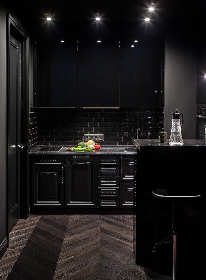 acabado en el interior de la cocina en tonos negros