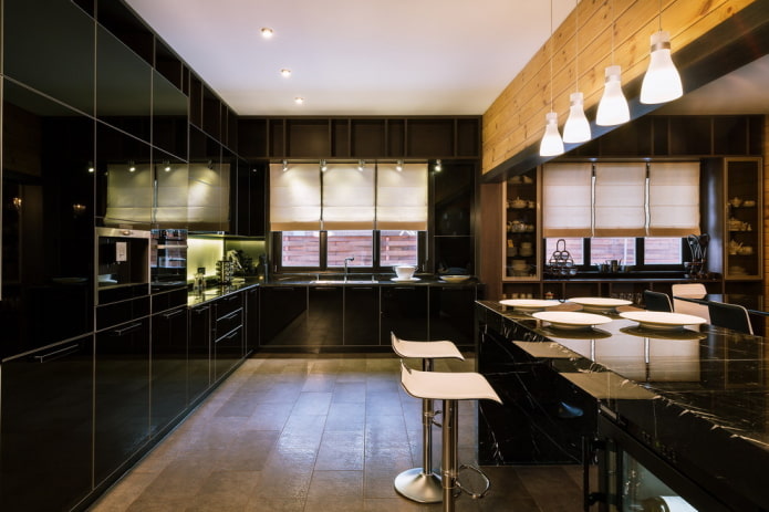 Decoración del interior de la cocina en tonos negros