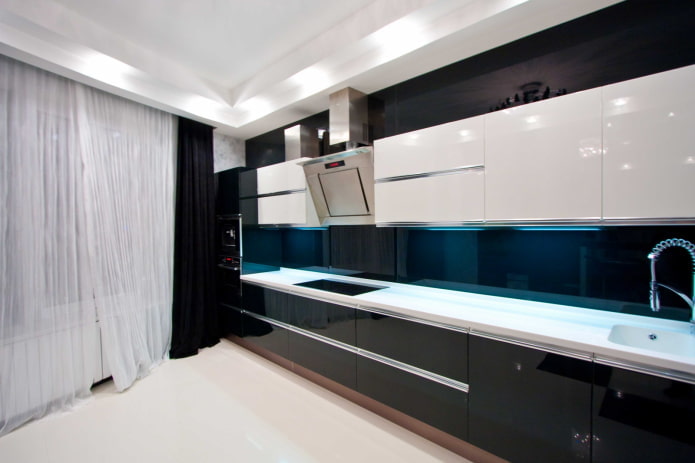 cortinas en el interior de la cocina en tonos negros