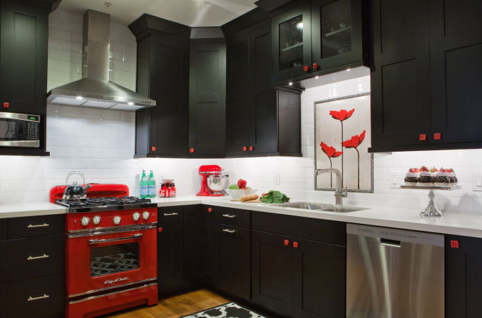 Electrodomésticos en el interior de la cocina en tonos negros